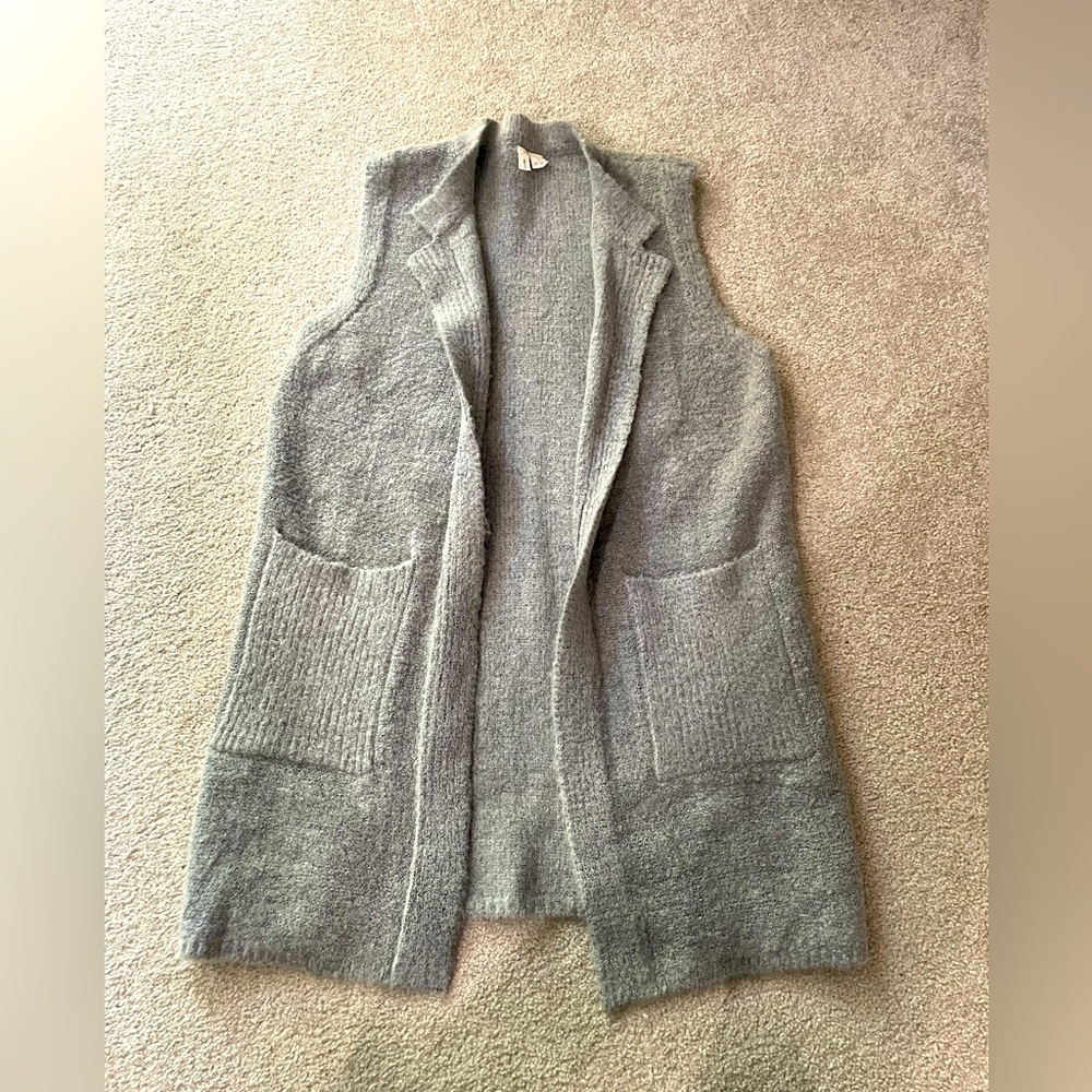 Sleeveless Cardigan! Beautiful grey and long…. WITH POCKETS!